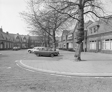 884741 Gezicht in de Zaanstraat te Utrecht, met rechts het woningblok Zaanstraat 1 (rechts)-9.